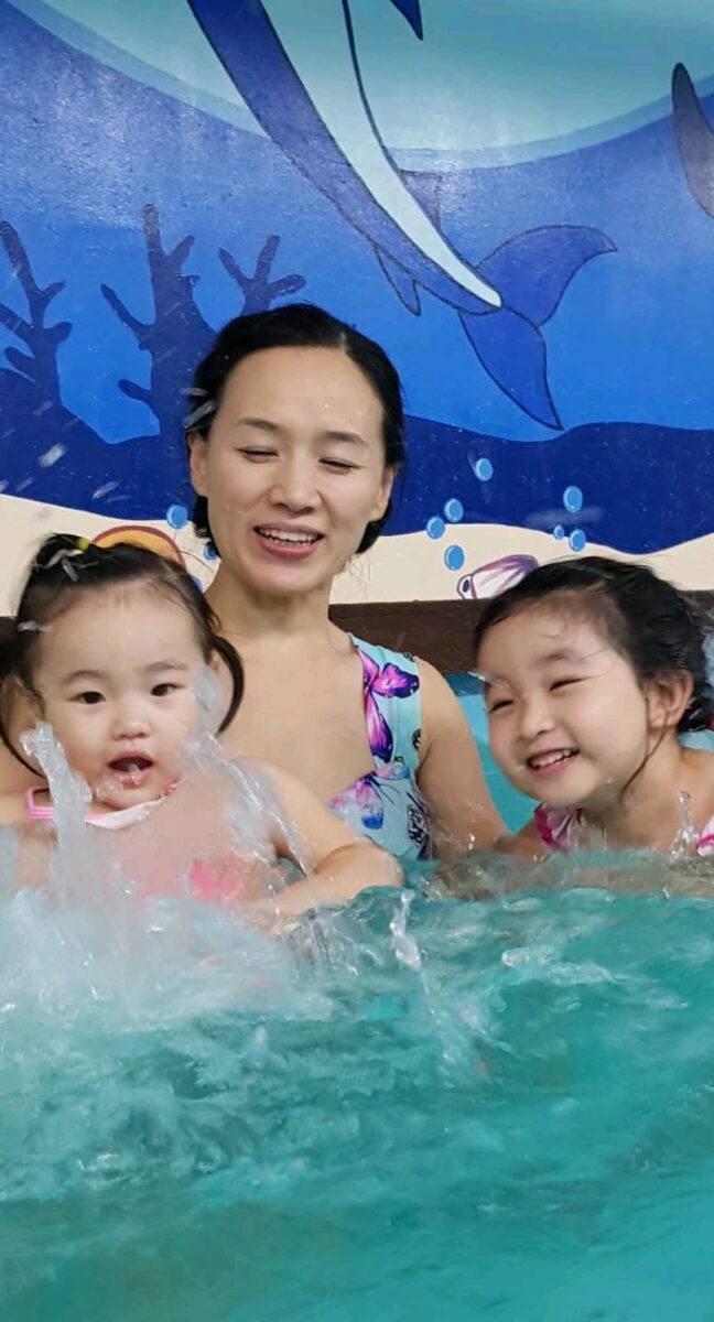 Splashing and bonding with parents