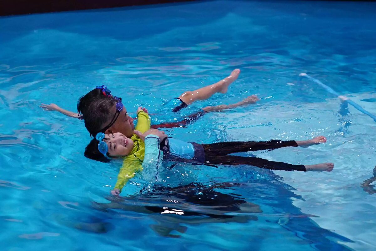 Back floating with coach support