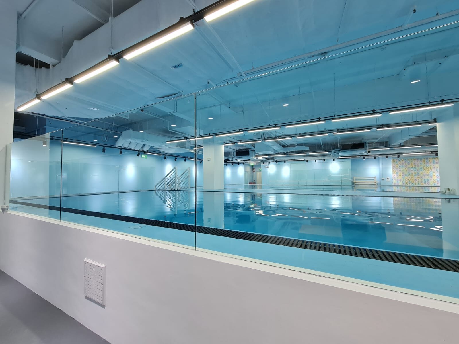 Full-length glass viewing gallery at OtterSwim Yishun